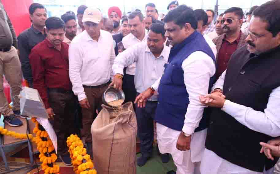 किसानों का सम्मान और 31 सौ रुपए समर्थन मूल्य देने वाला छत्तीसगढ़ देश का पहला राज्यः गजेन्द्र यादव, कैबिनेट मंत्री कोड़ातराई पहुँच कर खरीफ विपणन वर्ष 2025-26 का धान खरीदी योजना का विधिवत शुभारंभ किया