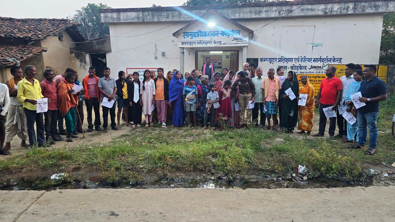 कोड़केल में पुलिस की जनचौपाल : थाना प्रभारी ने अवैध शराब, साइबर फ्रॉड और यातायात नियमों पर ग्रामीणों को जागरूक किया