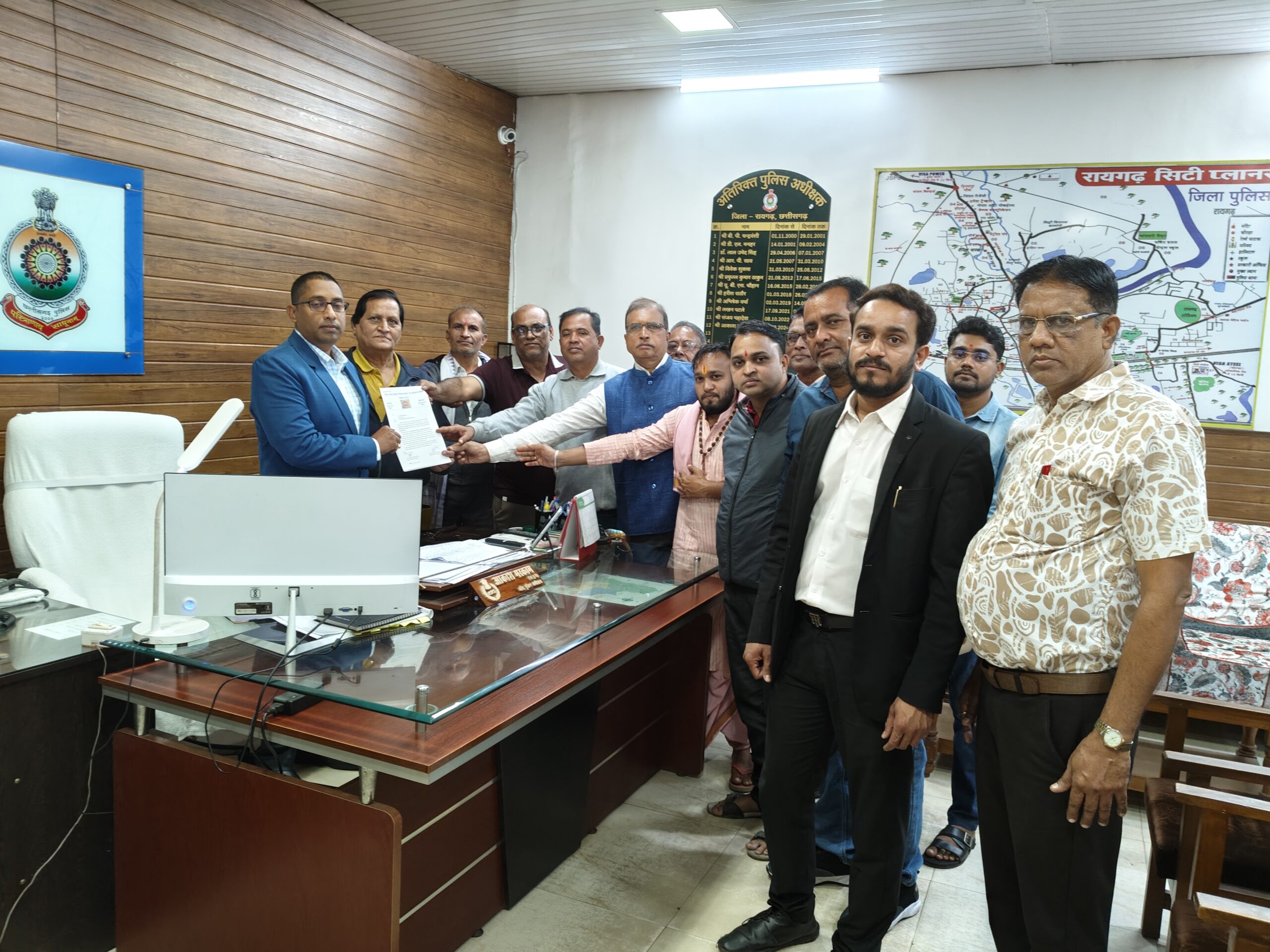 ब्राम्हण समाज की बेटियों पर अभद्र टिप्पणी के विरोध में जिला उत्कल ब्राम्हण विकास संगठन ने एसपी को सौंपा ज्ञापन, रायगढ़ में विरोध प्रदर्शन: संतोष वर्मा की टिप्पणी पर एफआईआर की मांग