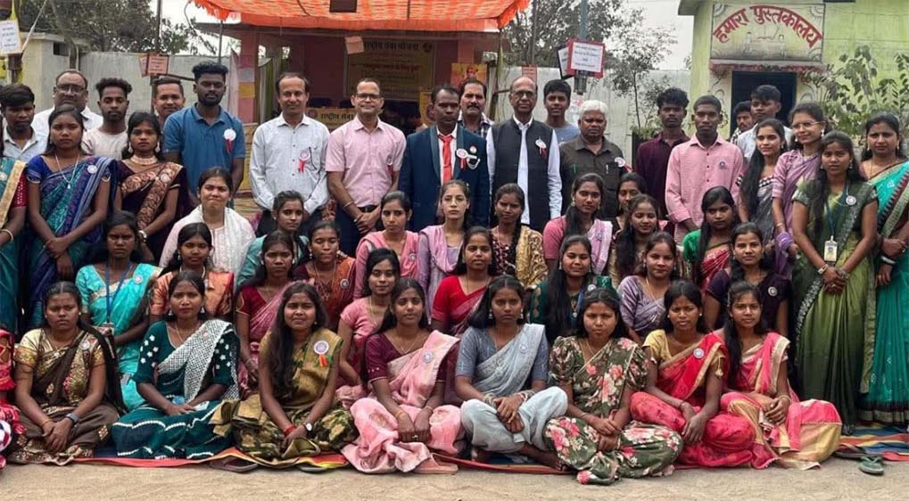 जामगांव में बटमूल कॉलेज के रासेयो शिविर के समापन समारोह के मुख्य अतिथि रहे पूर्व विधायक विजय अग्रवाल, रासेयो विद्यार्थियों में सेवा अनुशासन एवं सामाजिक उत्तरदायित्व की भावना विकसित करती है- विजय अग्रवाल