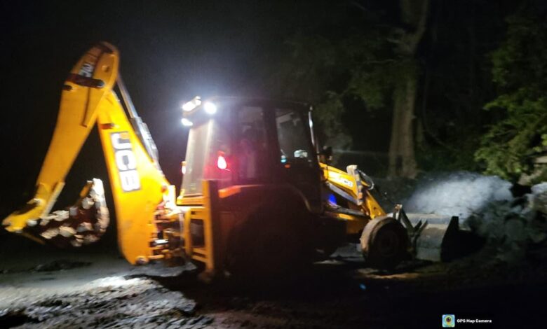 नाला किनारे अवैध कोयला उत्खनन पर बड़ी कार्रवाई, 60 टन कोयला व मशीन जप्त