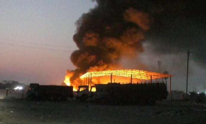 ट्रांसपोर्ट नगर के कचरा डंपिंग यार्ड में लगी भीषण आग, नहीं हुई कोई अनहोनी, आग पर पाया काबू