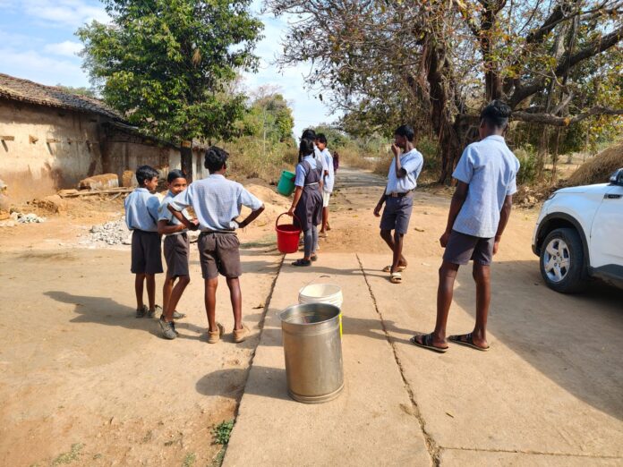 ऐसे कैसे भविष्य गढेंगे हमारे नवनिहाल, रूडुकेला मा.वि. में बच्चों से भरवाया जा रहा पानी, जिम्मेदार कौन