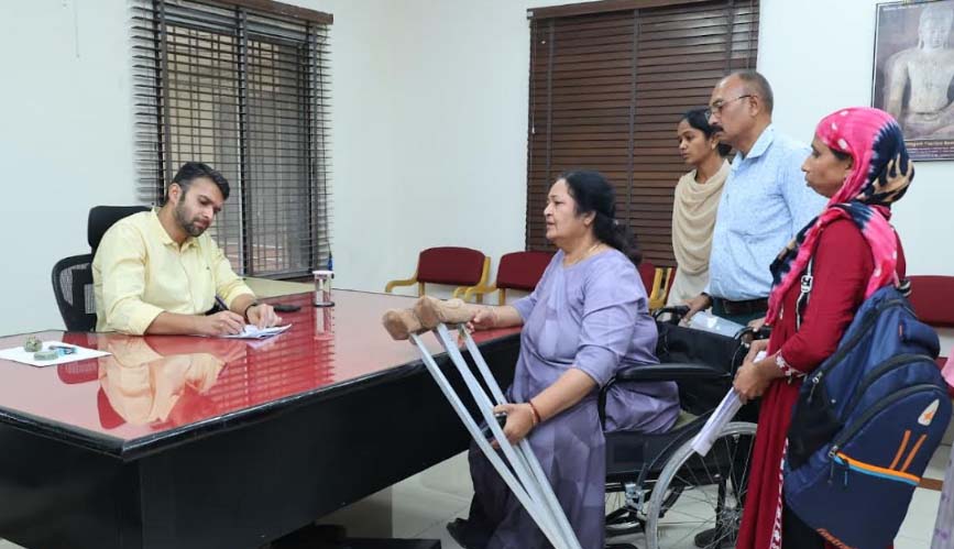 जनदर्शन में विभिन्न मांगों एवं समस्याओं को लेकर पहुंचे आवेदक, कलेक्टर ने प्राप्त आवेदनों का त्वरित निराकरण करने के निर्देश विभागीय अधिकारियों को दिए
