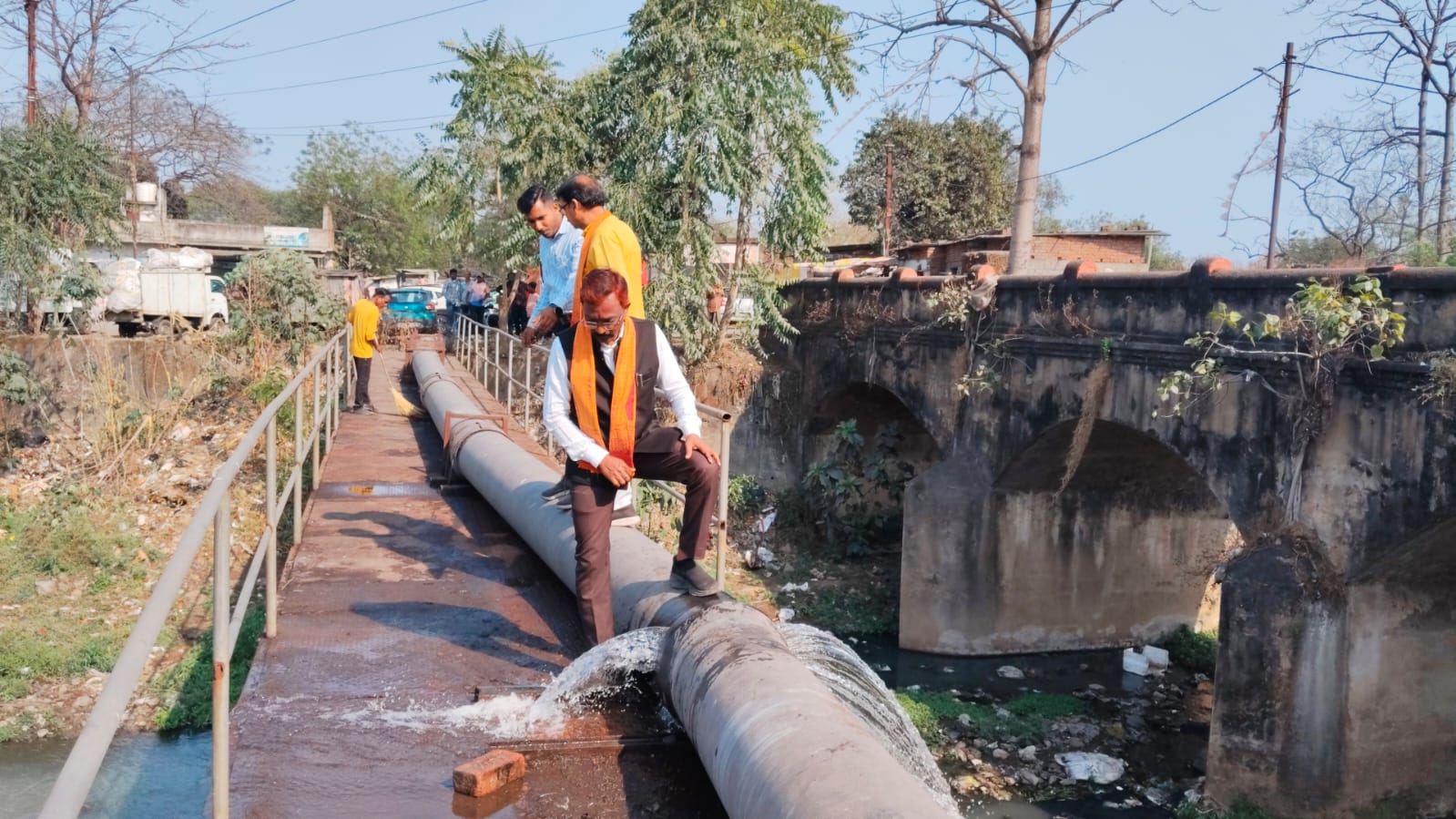केवड़ाबाड़ी में क्षतिग्रस्त पाइपलाइन का महापौर ने किया निरीक्षण, शीघ्र मरम्मत के दिए निर्देश