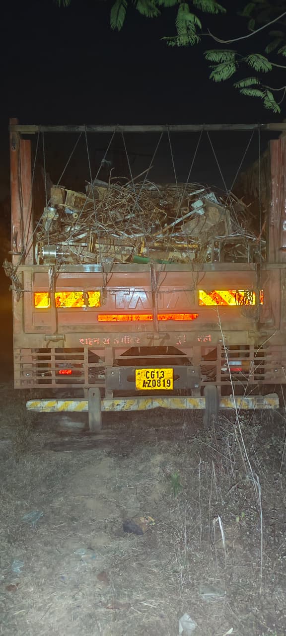 “ऑपरेशन_प्रहार” के तहत रायगढ़ पुलिस की अवैध कबाड़ पर कार्रवाई— खरसिया में अवैध कबाड से भरे ट्रक और मजदा वाहन पर वैधानिक कार्यवाही