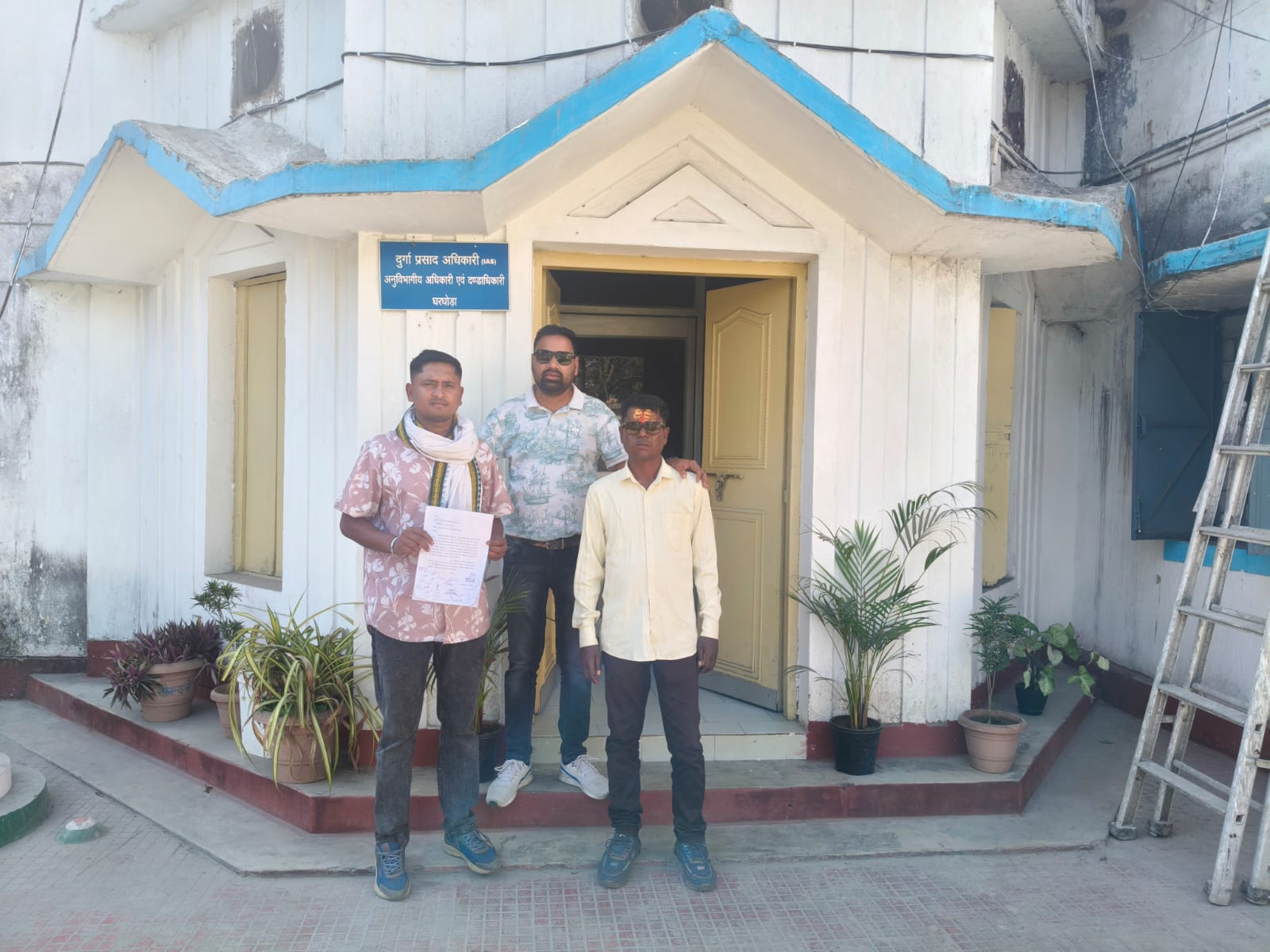 17 दिनों में सड़क निर्माण शुरू नहीं हुआ तो होगा आंदोलन, ग्रामीणों ने एसडीएम को सौंपा ज्ञापन