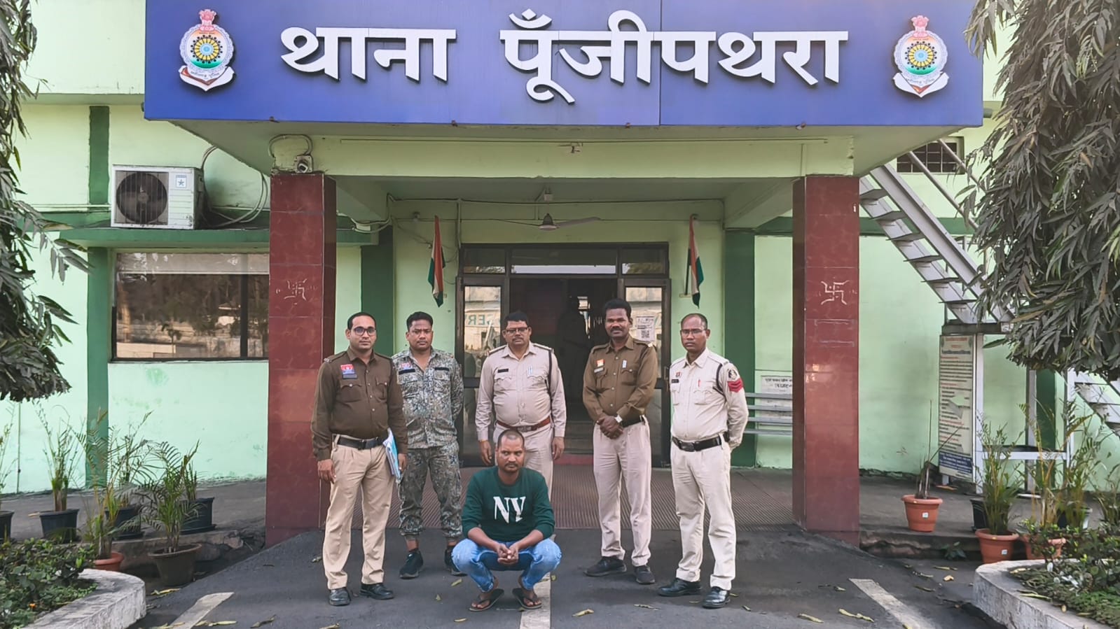 युवती से दुष्कर्म के मामले में पुलिस की त्वरित कार्रवाई, आरोपी प्लांटकर्मी गिरफ्तार, पुलिस ने आरोपी सुपरवाइजर पंकज यादव को घेराबंदी कर पकड़ा, मोबाइल से आपत्तिजनक वीडियो बरामद