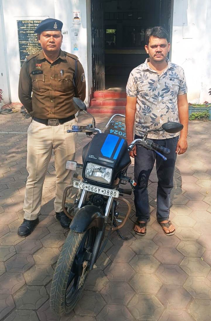 ऑपरेशन आघात के तहत कोतवाली पुलिस की बड़ी सफलता, एनडीपीएस एक्ट का फरार आरोपी परमेश्वर सोनी गिरफ्तार, गांजा तस्करी प्रकरण में फरार आरोपी को मुखबीर सूचना पर बस स्टैंड के पास दबोचा, घटना में प्रयुक्त मोटरसाइकिल जप्त