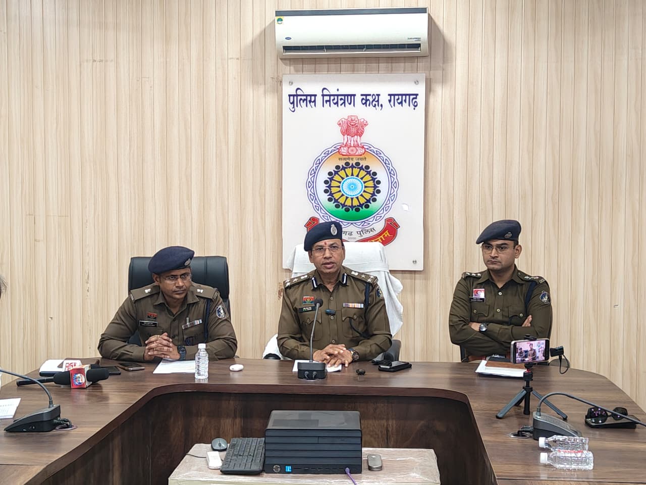 रायगढ़ पुलिस की इंटर स्टेट क्रिकेट सट्टा गिरोह पर बड़ी कार्यवाही, करोड़ों के ऑनलाइन क्रिकेट सट्टा का खुलासा,कोलकाता के होटल में रायगढ़ पुलिस की रेड में 5 नामी क्रिकेट सटोरी के साथ उनके 2 साथी गिरफ्तार