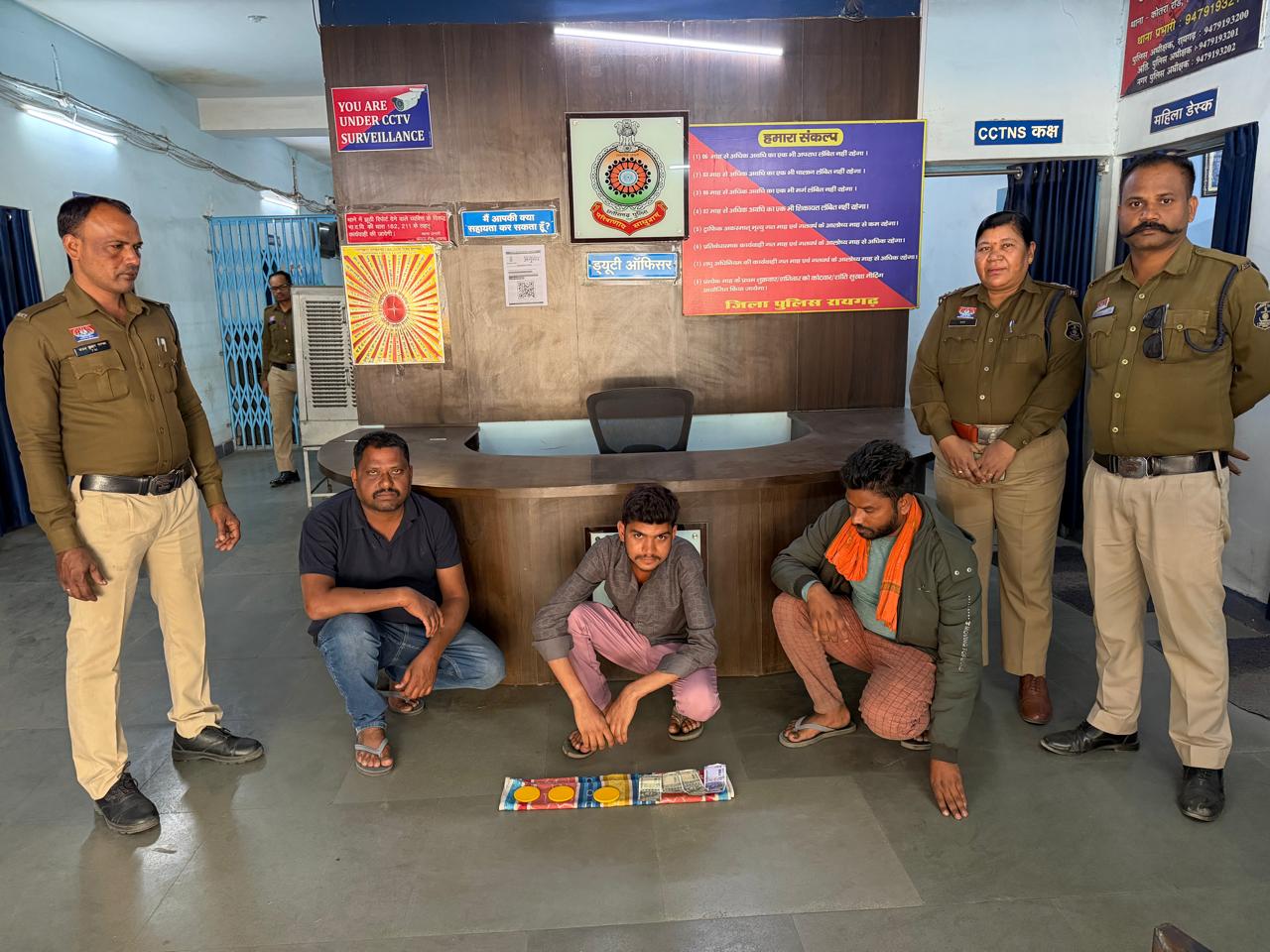 रायगढ़ में अवैध शराब व जुआ-सट्टा पर लगातार कार्रवाई, जूटमिल पुलिस ने धरमपुर में 10 लीटर महुआ शराब जब्त, आरोपी गिरफ्तार,स्टाईगर जुआ खिलाते 3 आरोपियों को पकड़ा, नगदी व जुआ सामग्री जब्त