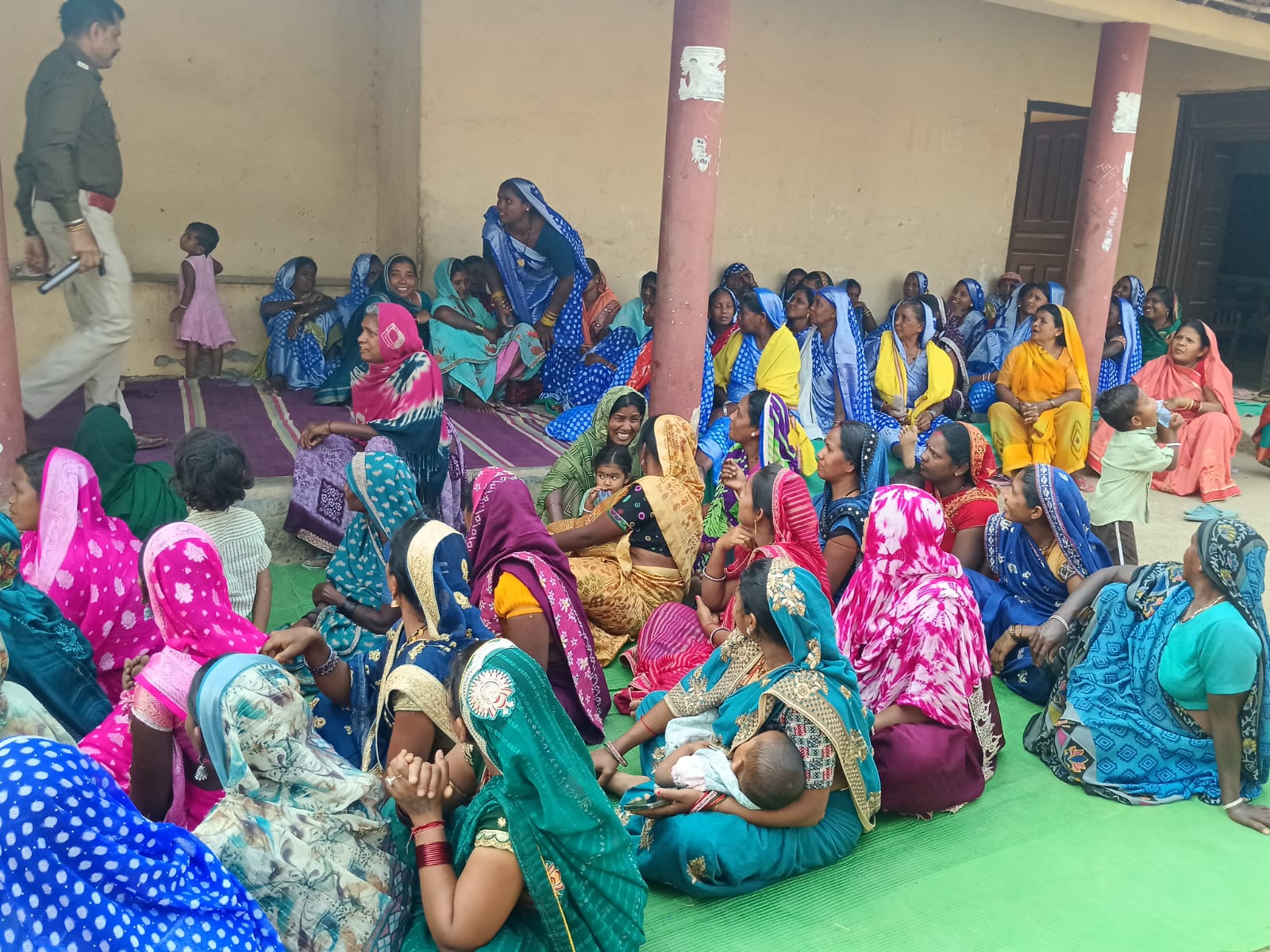 रायगढ़ के छाल में पुलिस का जन जागरूकता कार्यक्रम आयोजित, थाना प्रभारी छाल ने साइबर फ्रॉड से बचाव और नशा मुक्ति को लेकर रहवासियों को किया गया जागरूक