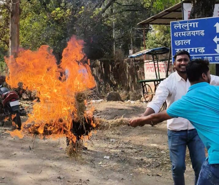 राष्ट्रीय अध्यक्ष की गिरफ्तारी के विरोध में घरघोड़ा में उग्र प्रदर्शन, रायगढ़ ग्रामीण युवा कांग्रेस ने फूंका प्रधानमंत्री का पुतला