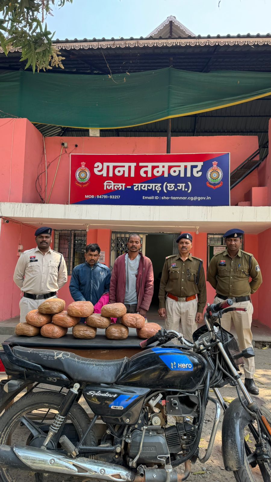 12.410 किग्रा गांजा के साथ दो गांजा तस्कर गिरफ्तार, गांजा लेकर पत्थलगांव की ओर जा रहे थे आरोपी, मुखबिर सूचना पर तमनार पुलिस ने घेराबंदी कर पकड़ा जाएगा