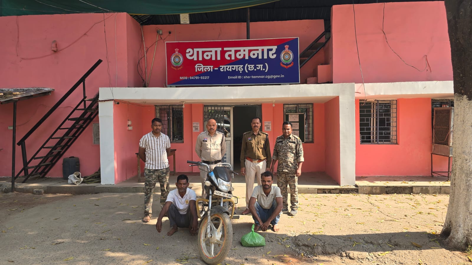 ऑपरेशन आघात के तहत रायगढ़ पुलिस की बड़ी कार्रवाई — अलग-अलग चार कार्रवाई में 64 पाव देशी शराब, 22 लीटर महुआ शराब, 1.150 किग्रा गांजा, 3 दोपहिया वाहन, 2 मोबाइल जप्त