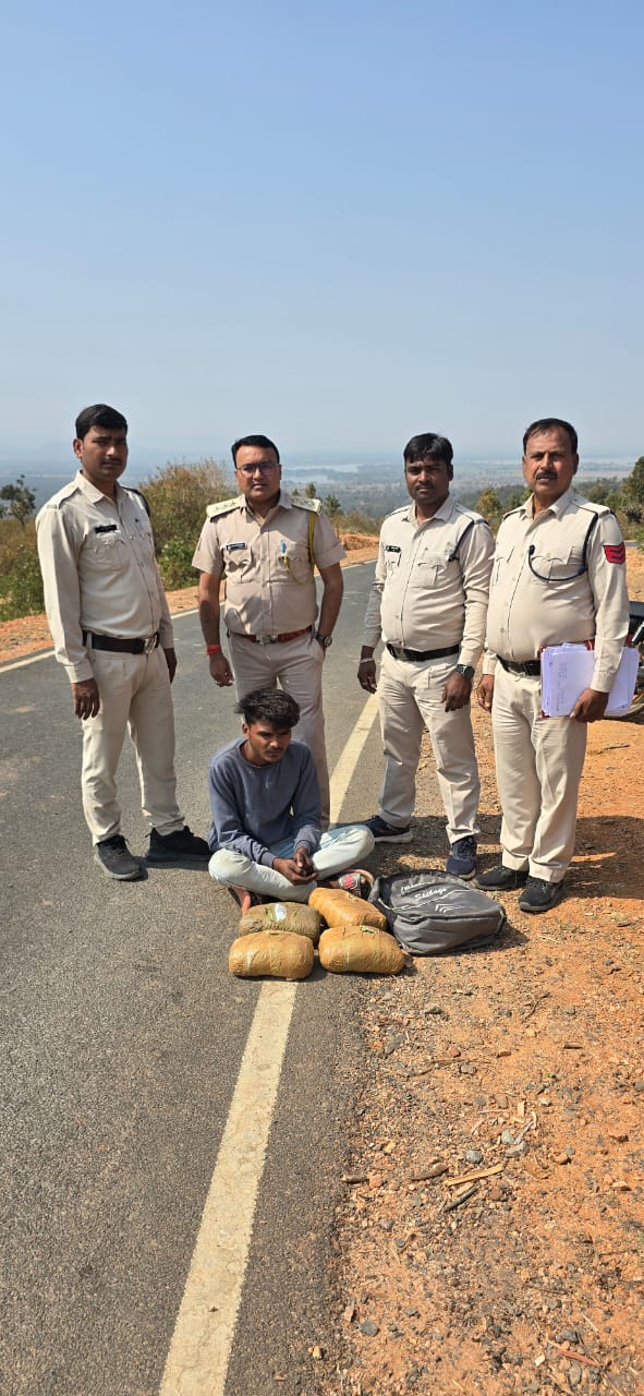 आबकारी उड़नदस्ता सरगुजा टीम ने कोट निवासी आशीष पटेल के कब्ज़े से चार किलो मादक पदार्थ गांजा जब्त कर जेल दाखिल की कार्रवाई की