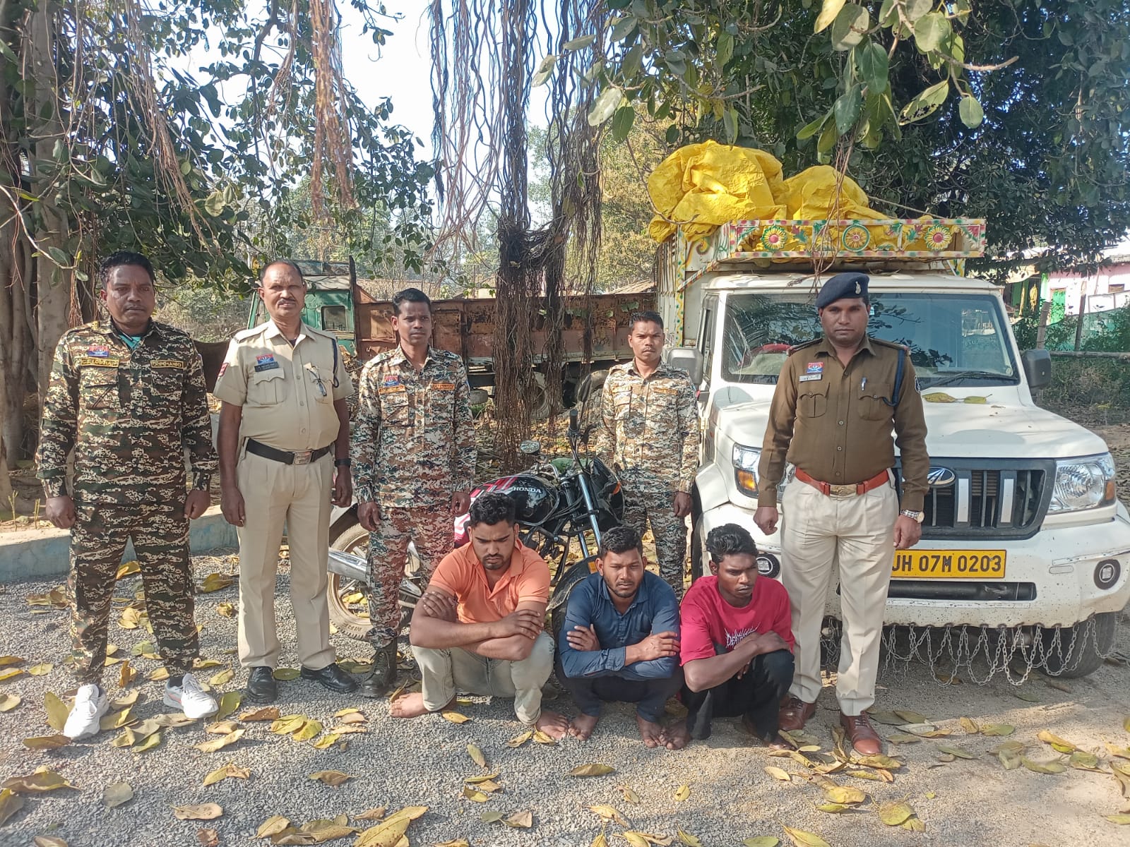 ऑपरेशन शंखनाद के तहत रायगढ़ पुलिस की बड़ी कार्रवाई, 24 नग गौवंश तस्करों से मुक्त, जोबी पुलिस ने 3 आरोपियों को गिरफ्तार कर 10 नग गौवंश, पिकअप वाहन और मोटरसाइकिल जप्त की