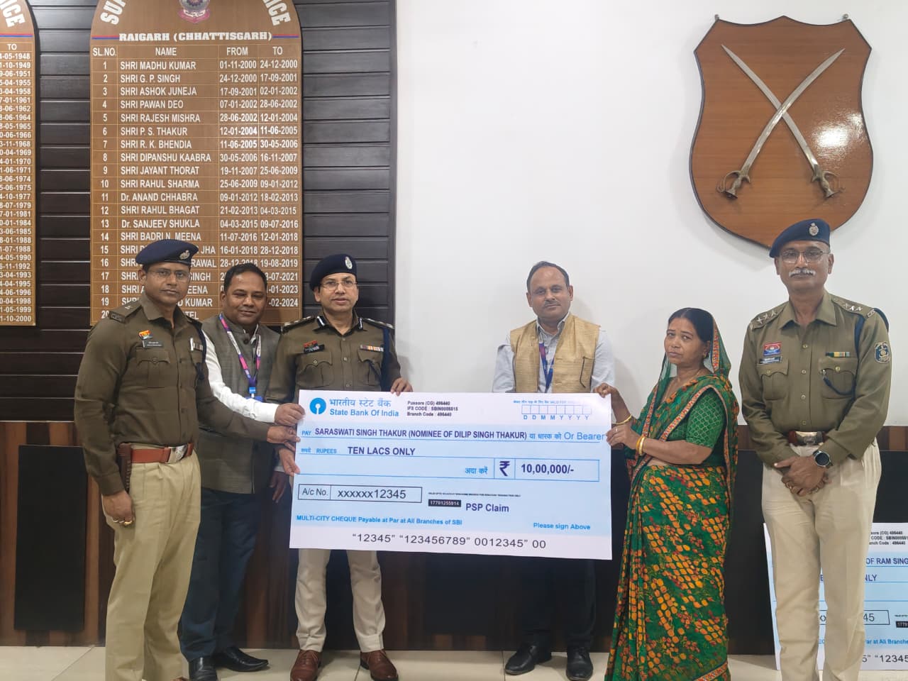 आकस्मिक निधन हुए दो पुलिसकर्मियों के परिजनों को पुलिस सैलरी पैकेज से मिला 10–10 लाख रुपये का बीमा चेक, पुलिस परिवार और बैंक प्रबंधन ने निभाया संवेदनशील दायित्व