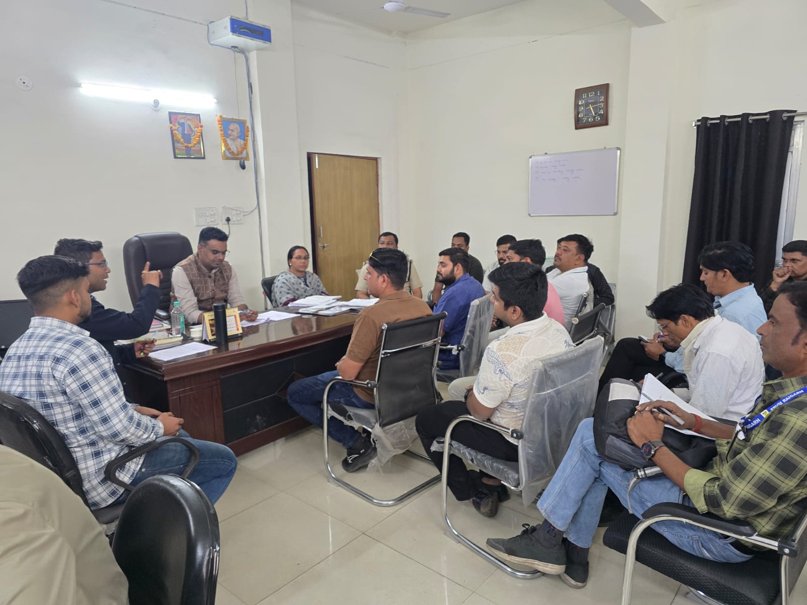 दोपहिया वाहनों के साथ हेलमेट वितरण अब अनिवार्य, मोटरयान अधिनियम के तहत नियमों का कड़ाई से पालन करने के निर्देश, इलेक्ट्रिक व्हीकल के लिए चार्जिंग स्टेशन की व्यवस्था जरूरी