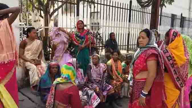 सत्यानंद प्रधान के हत्यारे अब भी पुलिस की गिरफ्त से बाहर, महिलाओं ने सौंपा ज्ञापन