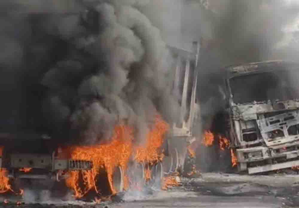 हाईवा और ट्रैलर के बीच जमकर भिडंत, जिंदा जलकर एक चालक की मौत, कुरकुट नाला के पास हुआ हादसा