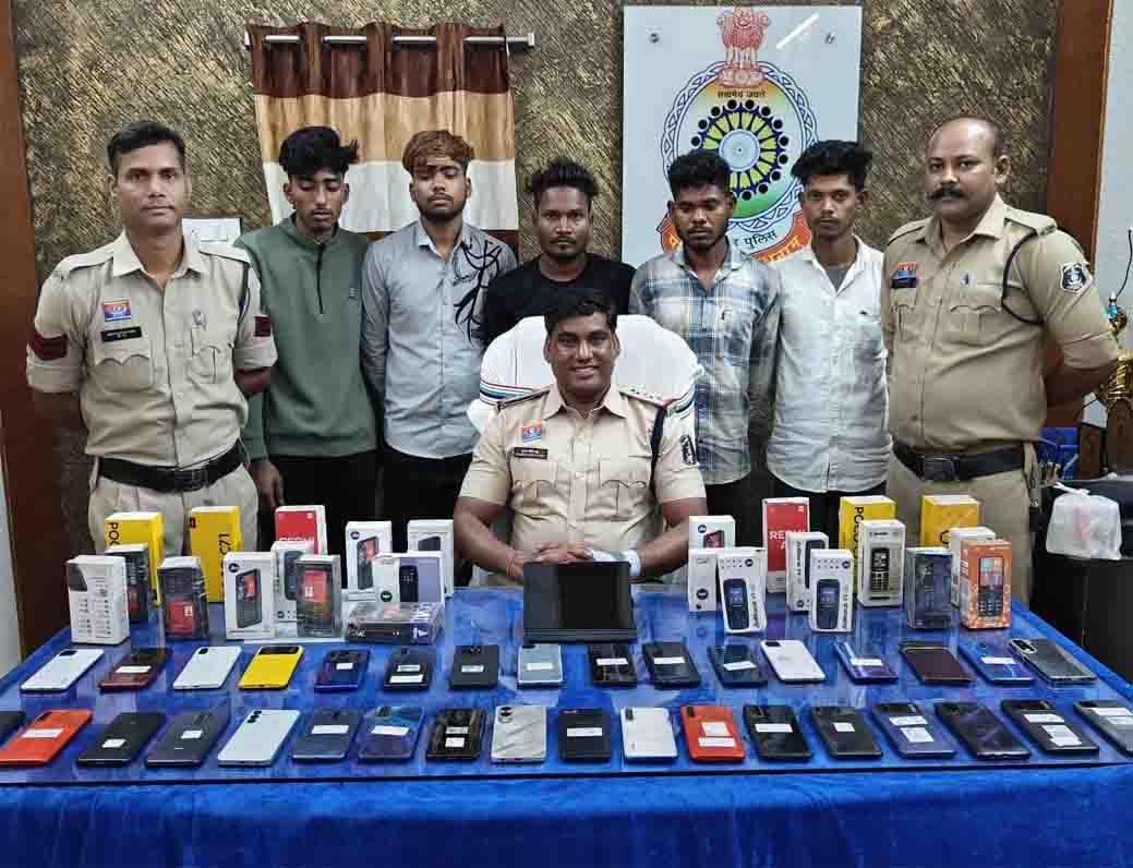 मोबाइल दुकान चोरी से लेकर बैंक लूट की साजिश तक का बड़ा खुलासा, रायगढ़ पुलिस ने हाथ आये शातिर संगठित गिरोह के 6 आरोपी, लाखों की संपत्ति बरामद