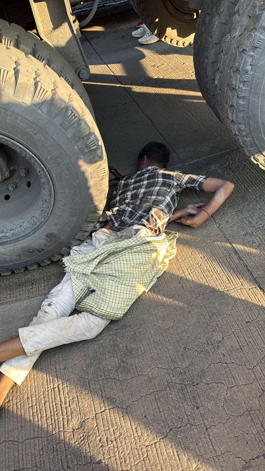 ट्रक के पहियों की चपेट में आने से युवक की मौत, चंद्रपुर जाते समय बड़े भंडार के पास हुई घटना