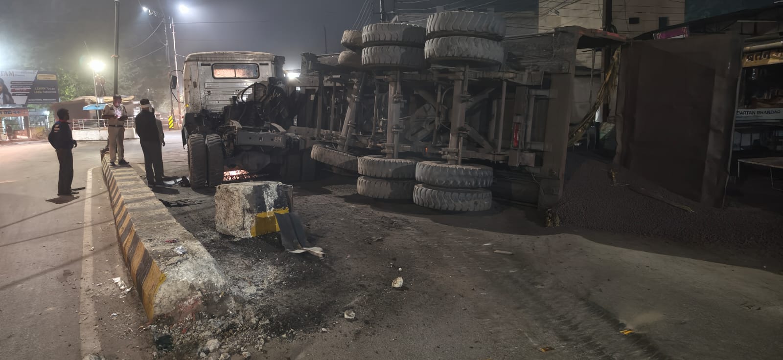 प्रतिबंधित क्षेत्र में प्रवेश करने वाले भारी वाहन पर रायगढ़ पुलिस की सख्ती, चार भारी वाहनों पर कार्रवाई, देर रात चक्रधरनगर चौंक पर पल्टी आयरन गोली ओव्हर लोड ट्रेलर वाहन