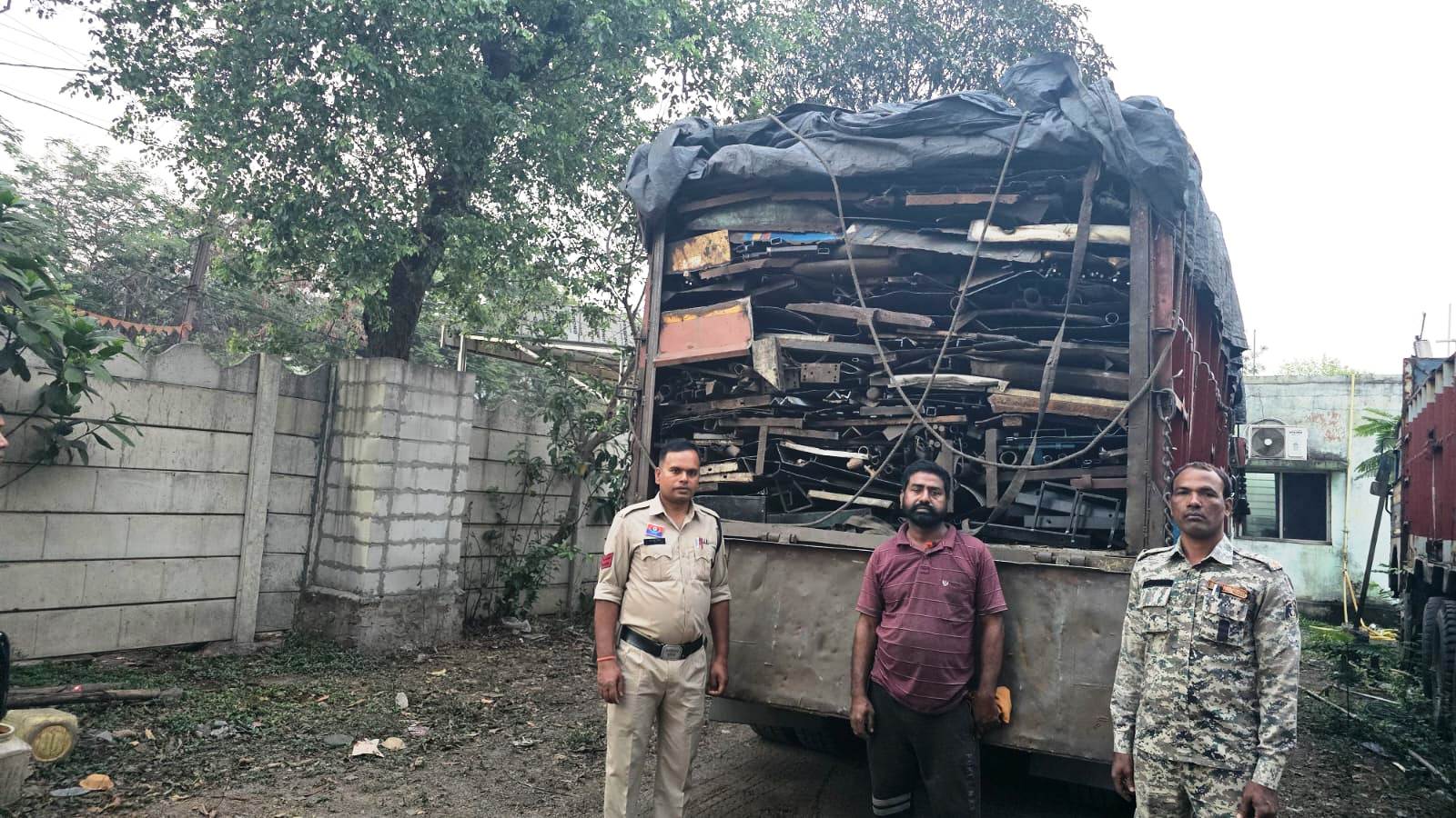अवैध कबाड़ परिवहन पर सप्ताह के भीतर बड़ी कार्रवाई, 3 वाहनों से 75 टन स्क्रैप जब्त