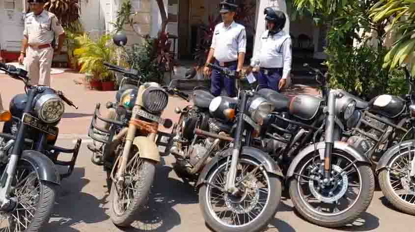 मॉडिफाई साइलेंसर पर रायगढ़ पुलिस का विशेष अभियान, 11 वाहन पकड़े गए, साइलेंसर हटाकर की गई चालानी कार्रवाई, 50 मॉडिफाई साइलेंसर पर चला बुलडोजर