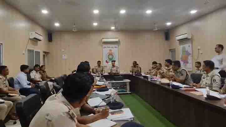 एसएसपी शशि मोहन सिंह ने ली अपराध समीक्षा बैठक “शिकायतों की पेंडेंसी खत्म कर अपराधियों पर कार्रवाई तेज करें थाना प्रभारी— एसएसपी शशि मोहन सिंह”