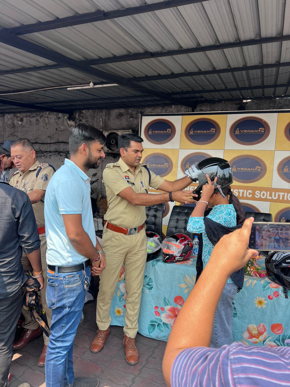 रामनवमी पर खरसिया पुलिस की अनोखी पहल, 200 हेलमेट वितरण कर दिया सुरक्षा का संदेश, सड़क सुरक्षा को लेकर जागरूकता अभियान, बिना हेलमेट चालकों को किया प्रोत्साहित