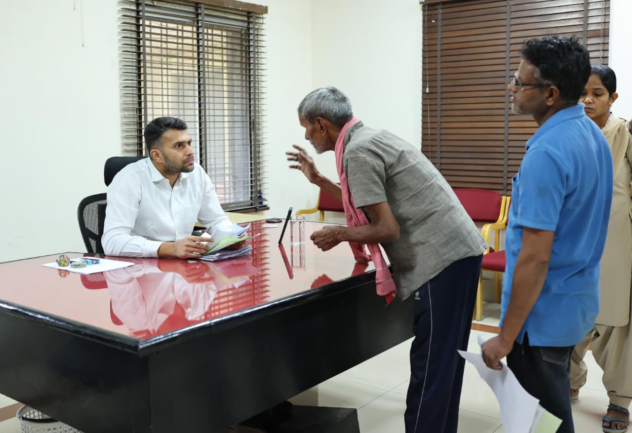 जनदर्शन में कलेक्टर ने सुनी लोगों की समस्याएं, अधिकारियों को दिए पारदर्शी व समयबद्ध निराकरण के निर्देश