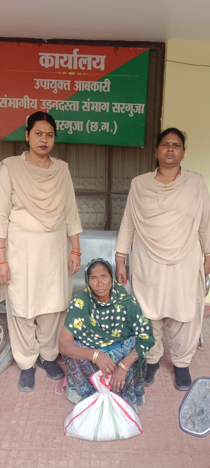 शनि मंदिर नमना कला से एक महिला आरोपी को सात लीटर महुआ शराब के साथ आबकारी उड़नदस्ता टीम ने गिरफ्तार कर जेल दाखिल किया