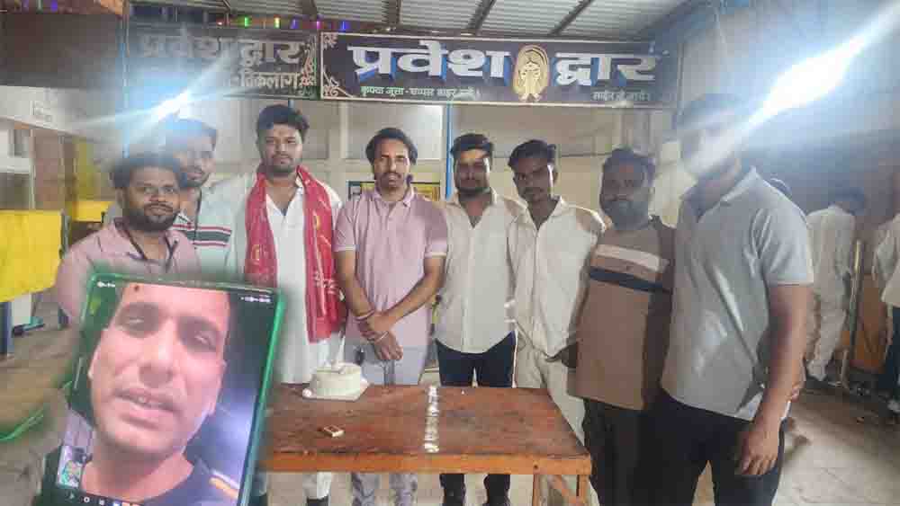 भिलाई विधायक देवेन्द्र यादव ने कांग्रेस के ब्लाक अध्यक्ष शुभम सिंह को वीडियो काल पर दी जन्मदिन की बधाई