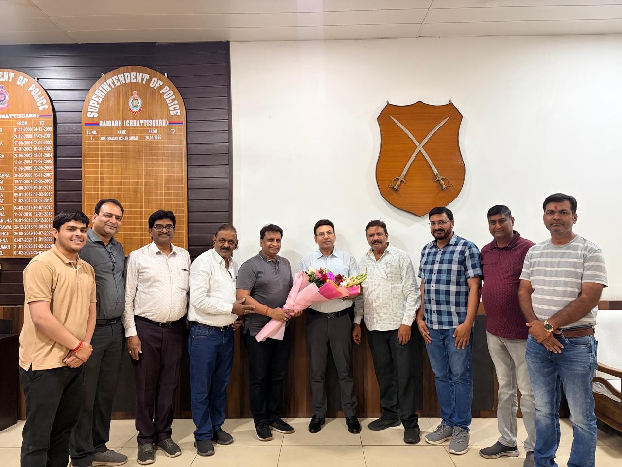 रायगढ़ के नव पदस्थ एसएसपी शशि मोहन सिंह से रायगढ़ चैम्बर के पदाधिकारियों की सौजन्य मुलाकात, व्यापारिक समस्याओं पर हुई चर्चा