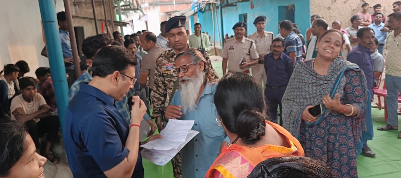 डूमरपाली में भूपदेवपुर पुलिस ने लगाया पुलिस जन चौपाल, साइबर जागरूकता, नशामुक्ति और महिला सुरक्षा पर जोर, एसएसपी शशि मोहन सिंह ने नागरिक सहभागिता को बताया जरूरी, “हेलो सिस्टर” हेल्पलाइन की दी जानकारी