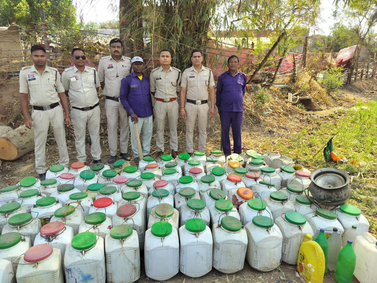 “ऑपरेशन आघात” के तहत कोतरारोड़ पुलिस की बड़ी कार्रवाई , ग्राम बायंग में अवैध शराब की सूचना पर रेड, गांव के बाहर खेत में छिपाकर रखी गई 100 से अधिक डिब्बों में मिला महुआ लाहन मौके पर पुलिस ने किया नष्ट