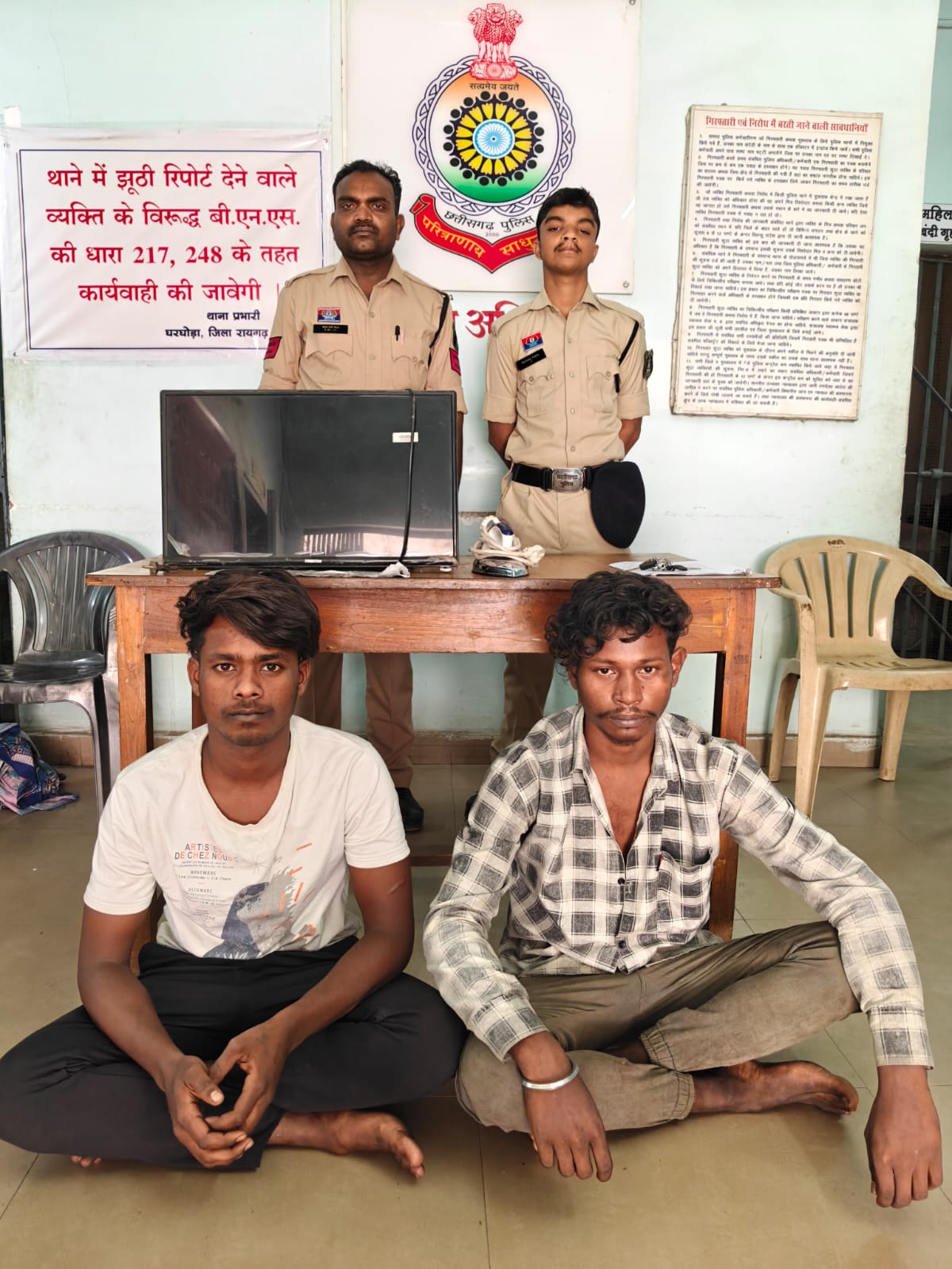 घरघोड़ा पुलिस ने सुलझाया मकान चोरी का मामला, चोरी गए LED T V, आयरन व बर्तन सहित सामान बरामद, दो आरोपी गिरफ्तार