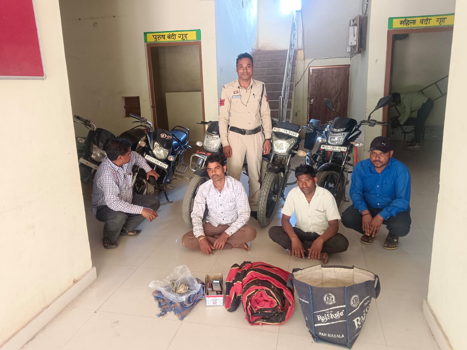 “ऑपरेशन अंकुश” के तहत बरपाली जंगल में जुआ फड़ पर पुलिस की बड़ी जुआ रेड, चार जुआरी गिरफ्तार, जुआ रेड में जुआरियों से नगदी 10,600 रुपये, तीन मोबाइल और पांच मोटरसाइकिल जब्त