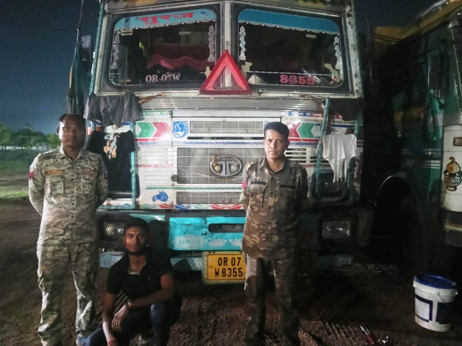 अवैध कबाड़ परिवहन पर रायगढ़ पुलिस की एक और कार्रवाई, 12 चक्का ट्रक से 22.75 टन अवैध स्क्रेप कबाड़ जब्त, वाहन सहित करीब 18 लाख का माल बरामद