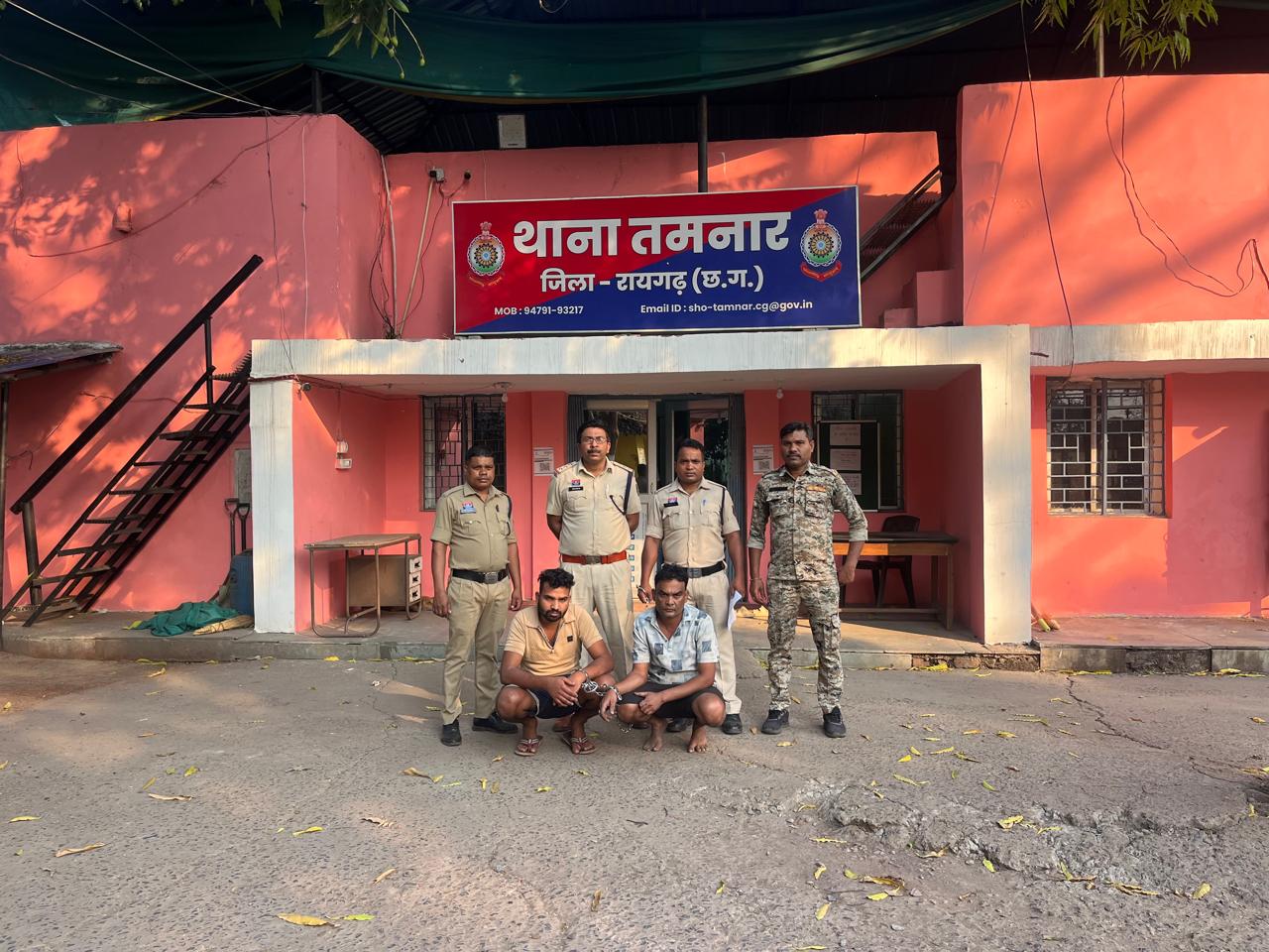 महिला पुलिसकर्मी के साथ बदसलूकी, लूटपाट मामले में दो और आरोपी गिरफ्तार, वायरल वीडियो बनाने और फैलाने वाले आरोपियों को तमनार पुलिस ने किया गिरफ्तार