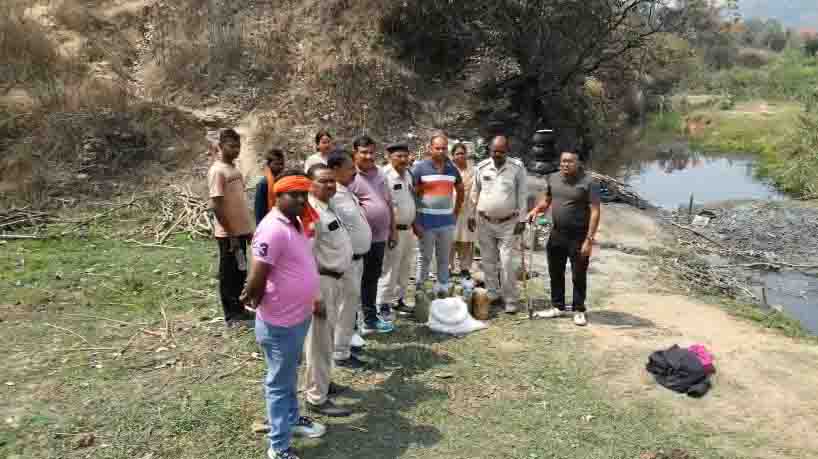 जंगल में ड्रोन कैमरे से छापेमार, आबकारी उड़नदस्ता टीम ने दो आरोपियों को किया गिरफ्तार, भारी मात्रा में महुआ शराब एवं महुआ लाहन जब्त, कई आरोपी फरार