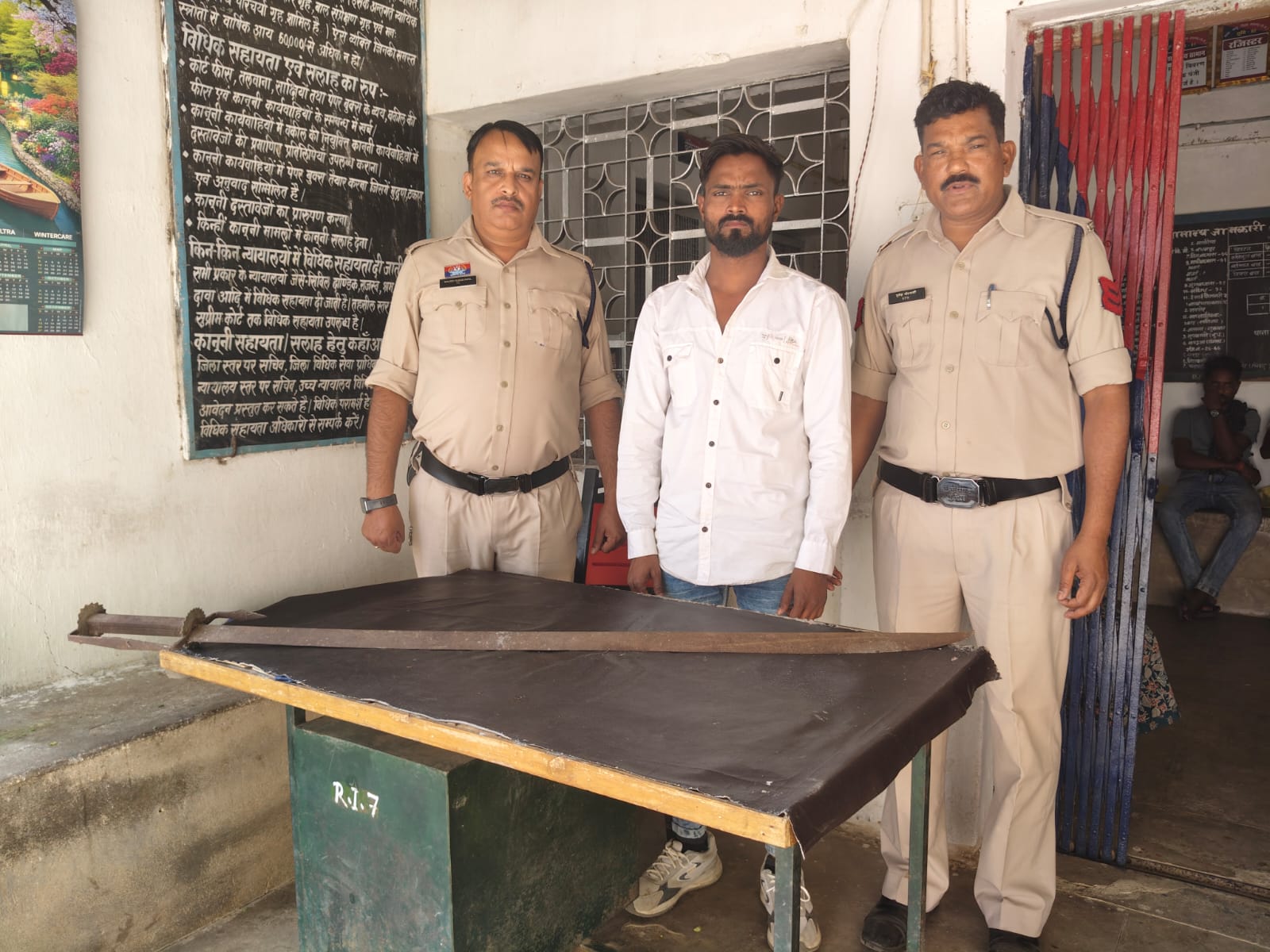 तलवार लहराने वाले पर आर्म्स एक्ट के तहत कापू पुलिस की त्वरित कार्रवाई, आरोपी गिरफ्तार, जमीन नपाई के दौरान भड़का विवाद, तलवार लेकर पहुंचा आरोपी, गाली गलौच कर दी मारने की धमकी