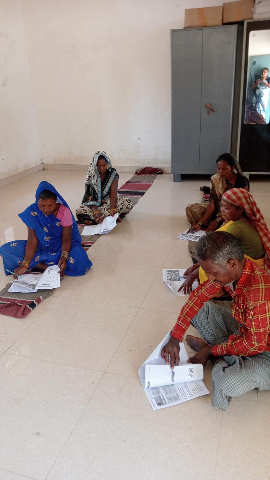 उम्र को मात देती शिक्षा की ललक: घरघोड़ा बीईओ कार्यालय में बुजुर्गों ने दी साक्षरता परीक्षा