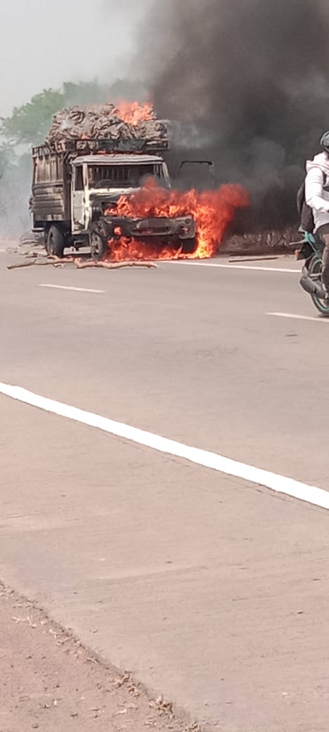 जुट बोरा परिवहन कर रहे एक पिकअप वाहन में अचानक लग गई आग
