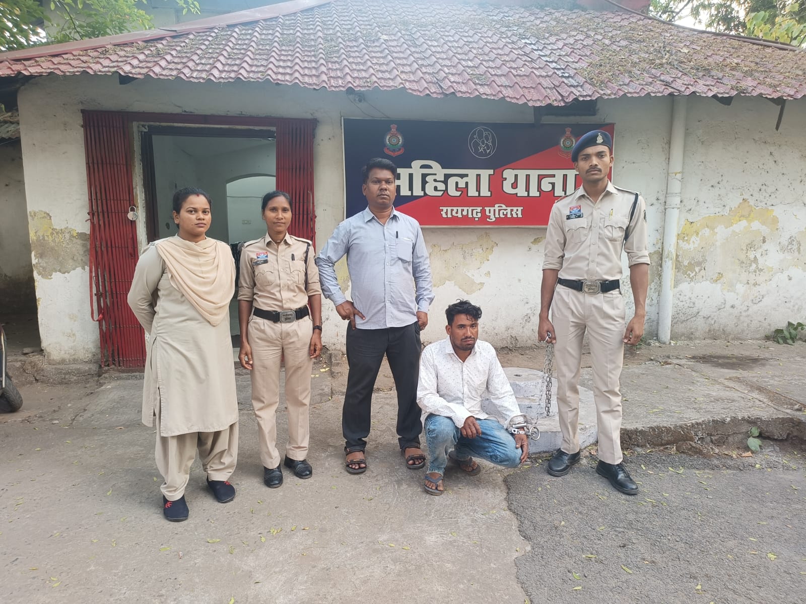 शादी का झांसा देकर युवती से दुष्कर्म करने वाला आरोपी गिरफ्तार, महिला थाना रायगढ़ की त्वरित कार्रवाई, आरोपी सूरज उर्फ सूर्यकांत साहू को सरिया उसके घर पर दबिश देकर पकड़ी पुलिस टीम, पूछताछ में जुर्म किया स्वीकार