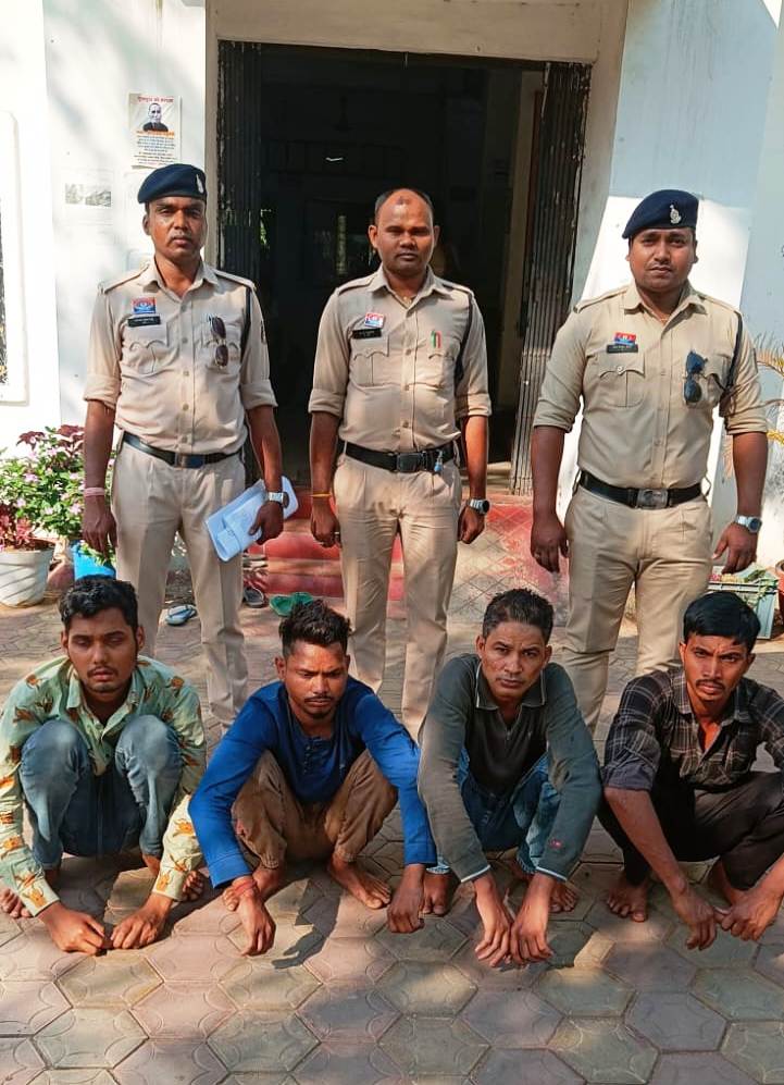 युवक से मारपीट, कोतवाली पुलिस की त्वरित कार्रवाई, 4 आरोपी गिरफ्तार, बड़पारा शराब भट्ठी के पास की घटना — शराब के लिए पैसे मांगने पर हुआ था विवाद , एक फरार — तलाश जारी