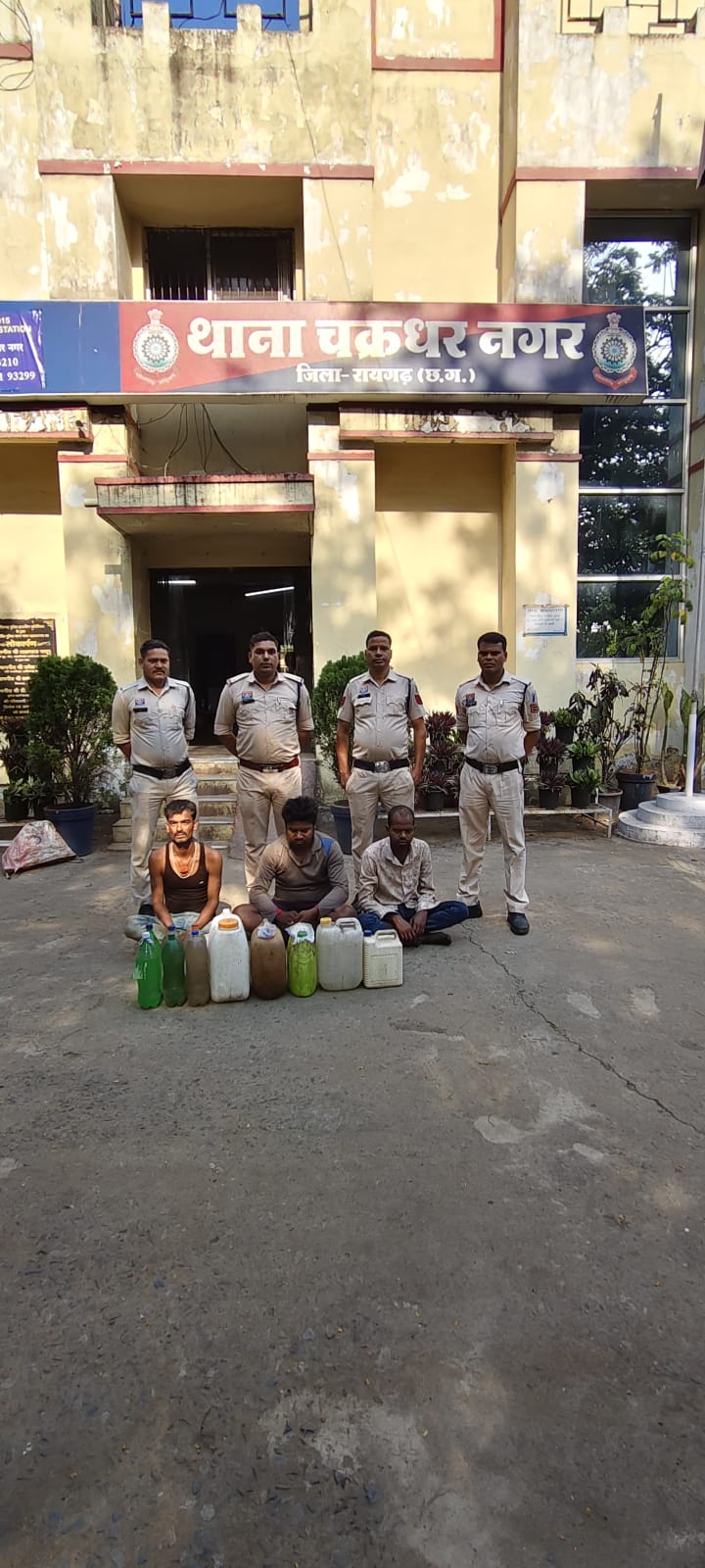 “ऑपरेशन आघात” के तहत अवैध शराब पर अलग-अलग थानों में ताबड़तोड़ कार्रवाई —10 आरोपी गिरफ्तार, दो बाइक भी जब्त