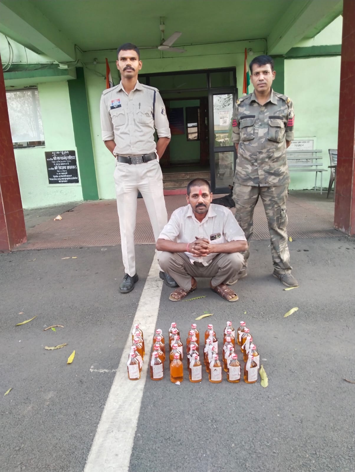 बंजारी सियाराम होटल में रेड, होटल में छिपाकर रखी अवैध अंग्रेजी शराब जब्त,संचालक गिरफ्तार, 35 पाव अंग्रेजी शराब बरामद